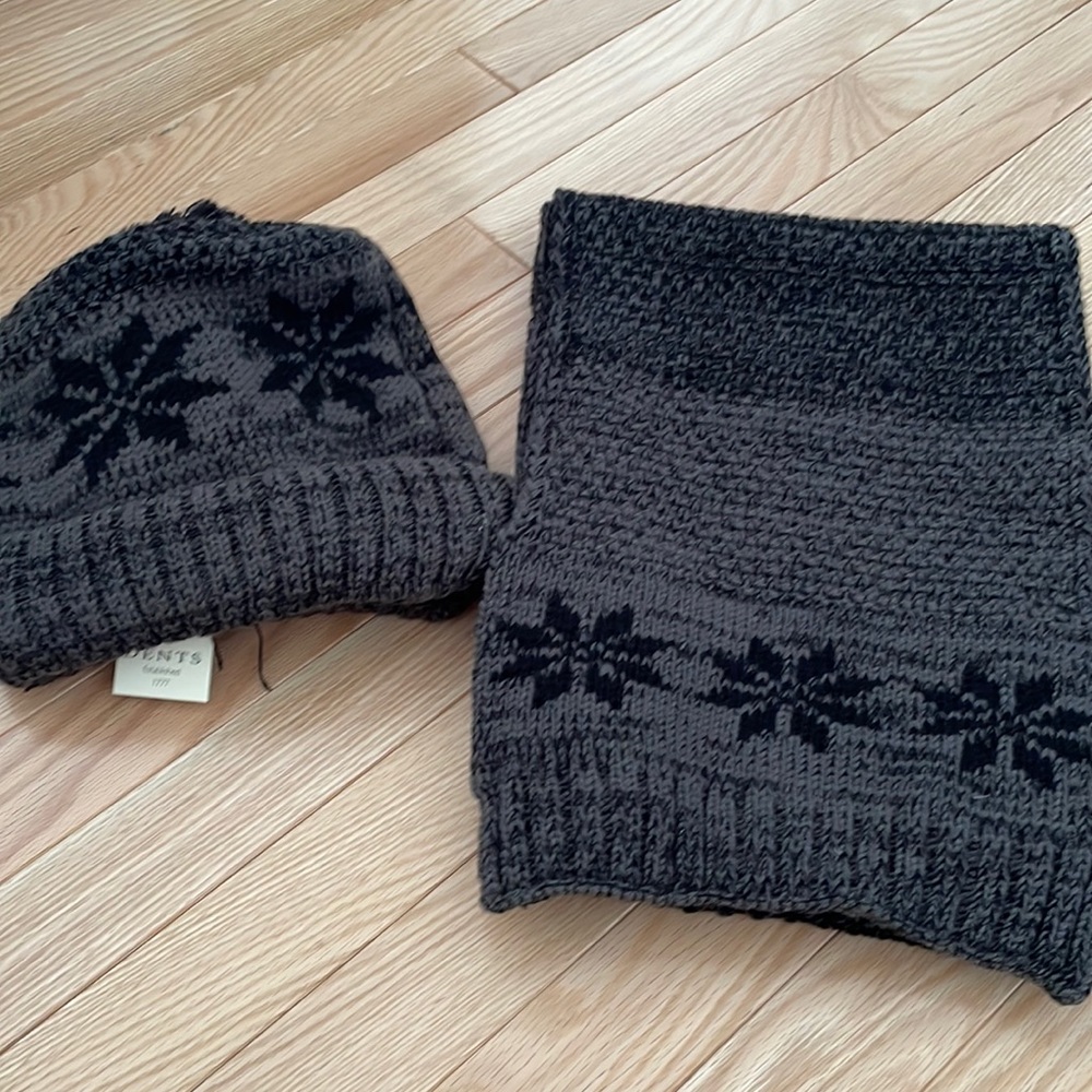 Black and Gray hat and scarf set